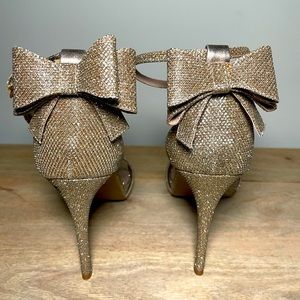 Bow heels
